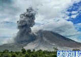 Мощни трусове във Филипините и избухване на вулкан в Индонезия